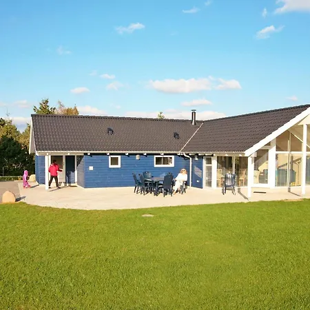 10 Person In Rodby-by Traum