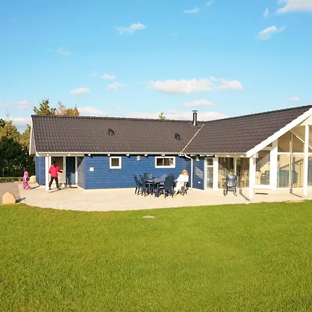 10 Person In Rodby-by Traum *